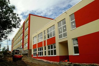 Mühlental will nicht mehr für Transport zur Grundschule Schöneck zahlen - Der Gebäudekomplex der Grund- und Mittelschule in Schöneck.