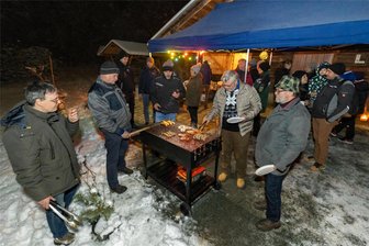 Mühlhäuser Dorfgemeinschaft grillt im Walderlebnisgarten Eich - Die Mühlhäuser Dorfgemeinschaft beim Wintergrillen.