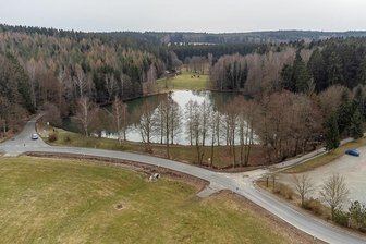 Mühlteich Hauptmannsgrün: Die Badestelle wird nach der Saison zur Baustelle - Das Gelände des idyllisch gelegenen Mühlteichs mit einem kleinen Sandstrand und Campingplatz dient als Naherholungsareal und Veranstaltungsfläche. Die Gemeinde will das Areal jetzt aufwerten - unter anderem mit einem Mehrgenerationenspielplatz. Das ist aber noch nicht alles. 