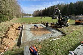 Mühlteich Hauptmannsgrün: Neue Attraktionen für Besuchermagnet - vandalensicherer Spaß könnte Ostern öffnen - Was ist denn da los? Die Bauarbeiten am Mühlteich geben Spaziergängern Rätsel auf.