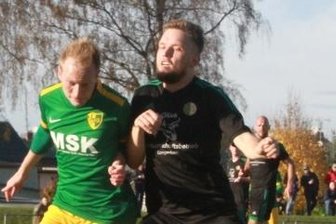 Mühltroff gibt einen Punkt noch aus der Hand - Mühltroffs Maximilian Woitzik im Kampf um den Ball.