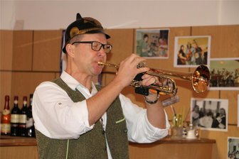 Mühltroffer Blasmusik bereichert Kirmes zum Advent in Stelzen - Die Wisentataler aus Mühltroff musizieren.
