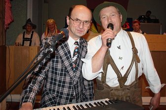 Mühltroffer Karnevalisten werden am Wochenende ins Schwitzen kommen - Sie gehören zum Mühltroffer Fasching wie der Karnevalsruf "Wisenta Ahoi" und sie haben diesen geprägt: Siegfried Lottes am Keyboard und der Sänger Ronny Rauh (rechts). Sie kommentieren seit Jahrzehnten im Karneval auf ihre Art das Alltagsgeschehen in ihrer Heimatstadt Mühltroff.