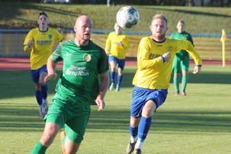 Mühltroffer meistern Personalprobleme - Im vogtländischen Derby beim Reichenbacher FC kassierten die Mühltroffer in der Hinrunde eine herbe 1:5-Niederlage. Hier haben der Mühltroffer Jakob Pieles (links) und Niclas Schmelzer den Ball im Blick.