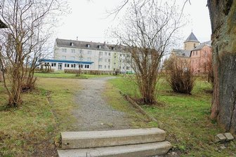 Mühltroffer Ortsmitte soll im dritten Anlauf neu gestaltet werden - Vom Platz aus hat man einen schönen Blick aufs Schloss Mühltroff. Doch das Areal ist in die Jahre gekommen, die Wege sind nicht befestigt und nicht barrierefrei. Das soll sich nun ändern. 
