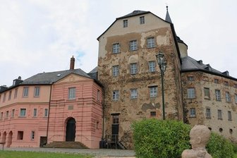 Mühltroffer Schlossfreunde stellen neuen Kospoth-Saal vor - Das Schloss im Zentrum von Mühltroff - direkt an der durch die Stadt führenden B 282 - verfiel viele Jahre zusehends. Inzwischen hat sich viel getan.