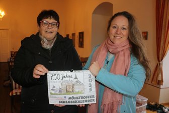 Mühltroffer Schlosskalender erzählt Geschichten aus 750 Jahren - Heike Graap und Carolin Zeuner zeigen den Schlosskalender für 2025.