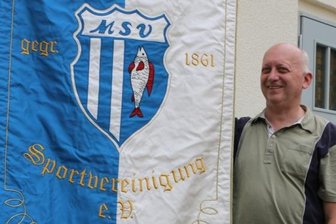 Mühltroffer Sportverein feiert 160-jähriges Gründungsjubiläum - Vereinsvorsitzender Karl-Heinz Lindner zeigt die neue Vereinsfahne, die der Mühltroffer Sportverein vor fünf Jahren einweihte.