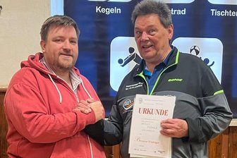 Mühltroffer Tischtennis-Urgestein ausgezeichnet - Oliver Großpietzsch (links), der Vorsitzende des Kreisverbandes Tischtennis Vogtland, überreichte die Ehrung an Detlev Pensold.