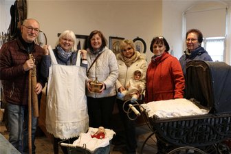 Mühltroffer Verein putzt Schlossräume für das 750-jährige Stadtjubiläum heraus - In einer der Heimatstuben: Uwe Unger, Irmgard Steinbach, Roswitha Felgner, Petra Schmidt, Inge Pfohl und Ute Neugebauer (von links).