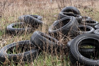 Müll-Alarm in Kloschwitz: Illegale Altreifenentsorgung entdeckt - Altreifen wie auf diesem Symbolfoto haben Unbekannte illegal in Kloschwitz entsorgt.