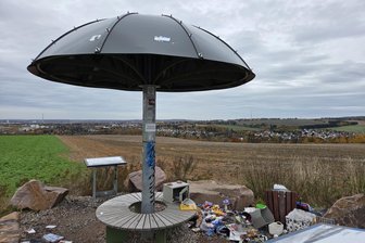 Müll an Chemnitzer Wetterpilz: Anzahl illegaler Müllentsorgungen deutlich gestiegen - Der Wetterpilz auf dem Pfarrhübel wurde als Müllhalde benutzt.