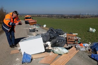 Müll-Frevel nervt in Neumark: Bürgermeister veröffentlicht Hinweise zum Täter - Die Müllablagerung auf dem Wirtschaftsweg hinauf zur Schwarzen Katz geriet auch ins Visier von Bodo Grundwald, Chef der für die nahe Staatsstraße zuständigen Reichenbacher Straßenmeisterei.