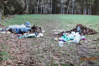 Müll illegal auf Wiese in Wildenau entsorgt - 