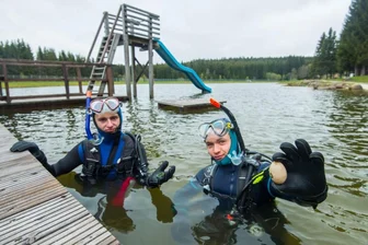 Müll im Naturbad: Taucher finden eine Uhr und ein Ei - Dominik Schwarz (links) und Jannik Scholz vom Outdoorteam Westerzgebirge haben im Naturbad Johanngeorgenstadt nach Müll getaucht. Besonders erstaunt waren sie über das Ei, das Jannik in der Hand hält.