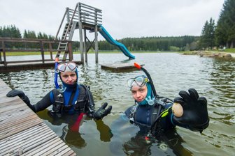 Müll im Naturbad: Taucher finden eine Uhr und ein Ei - Dominik Schwarz (links) und Jannik Scholz vom Outdoorteam Westerzgebirge haben im Naturbad Johanngeorgenstadt nach Müll getaucht. Besonders erstaunt waren sie über das Ei, das Jannik in der Hand hält. 