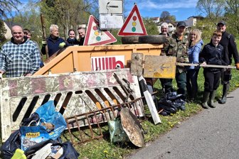 Müll in Flüssen in Flöha und Gahlenz: Vom Fernseher bis zur Straßenlampe - Die Fundstücke der Flöhaer Angler: Bauzäune, Reifen, Verkehrsschilder.