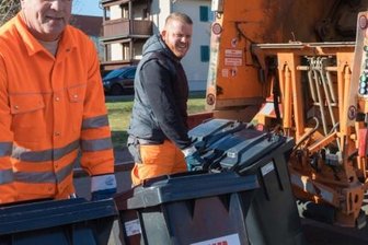 Müll: Mittelsachsen müssen mehr zahlen - Für die Leerung von Restmülltonnen müssen die Mittelsachsen im kommenden Jahr mehr Abfallentsorgungsgebühren zahlen. Dennoch liegt der Landkreis nach Angaben des Entsorgungsbetriebs immer noch unter dem Landesdurchschnitt bei der Abfallgebührenbelastung.