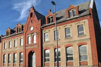 Müll raus: Arbeiten in alter Schule in Geringswalde laufen an - Das Gebäude an der August-Bebel-Schule in Geringswalde soll zu hochwertigen Wohnungen umgebaut werden. Die Arbeiten laufen bereits im Innern. 