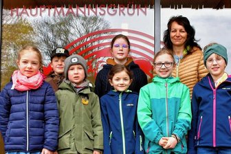 Müll-Sammelaktion im Dorf und im Wald: Für 500 Gramm gibt's eine Kugel Eis - Der Kindergemeinderat von Heinsdorfergrund geht beim Thema Müll mit gutem Beispiel voran. Hinten von links: Otto Fridolin Müller, Marie Kleinert und Gemeinderätin Melanie Dommaschk. Vorn von links: Lene Hascher, Tom Schwalbe, Luise Junghänel, Fanni Tunger und Kinderbürgermeisterin Luana Pitzler. 