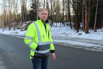 Müll, zugewachsene Wege, Verkaufsgerüchte – Wismut-Altstandorte in Johanngeorgenstadt werfen Fragen auf - Martin Zimmermann, Leiter des Bereichs Wismut-Altstandorte, steht vor der Halde Schacht 1 in Johanngeorgenstadt, direkt an der tschechischen Grenze. Die soll bald abgetragen und saniert werden. Im Hintergrund steht das ehemalige Herrenhaus.