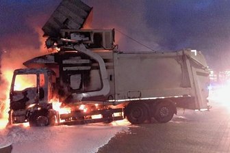 Müllauto brennt komplett aus - Im Limbach-Oberfrohnaer Ortsteil Pleißa ist am Donnerstagmorgen ein Müllfahrzeug in Flammen aufgegangen und ausgebrannt. 