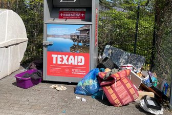 Müllberge an Containerstandorten: Stadt Werdau droht mit Konsequenzen - Der Containerstellplatz an der Straße der Jugend in Werdau wird regelmäßig von Unbekannten zugemüllt.
