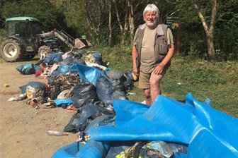 Müllberge bei Mühlwand: Suche nach Verursacher läuft - Am vergangenen Freitag hatte der Touristik-Unternehmer Dieter Käppel auf dem Parkplatz an seinen Teichen diese Müllberge vorgefunden.