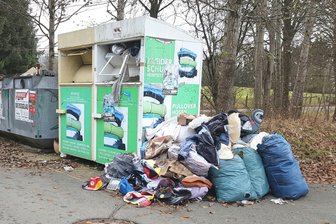 Müllberge in Auerbacher Ortsteil: Jetzt regt sich Widerstand - Viel besser als am Freibad (Foto) sieht es auch auf dem Fronberg nicht aus.