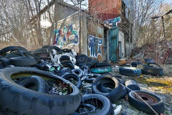 Müllberge in Oberlungwitz: Wer räumt hier endlich auf? - Alte Reifen, Bauschutt und vieles mehr liegen seit vielen Jahren auf einer Fläche an der früheren Färberei an der Nutzung in Oberlungwitz.