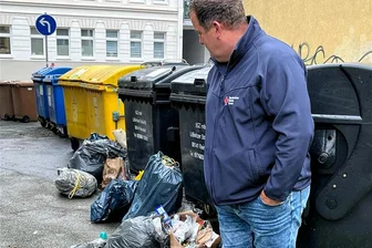 Müllberge vor Kita in Crimmitschau: Träger spricht von Gestank und Rattenplage - Erzieher Heiko Schottsted regt sich fast täglich über den Müll vor der Kita "Mischka" auf. Kaum herrscht Ordnung, liegen am nächsten Tag schon wieder die Müllsäcke vor den Behältern. Die Folge: Gestank und Rattenplage.