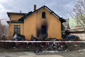 Müllbrand in Netzschkau: Feuer greift auf Haus und Lärmschutzwand über - Bereits zum zweiten Mal in Kürze brannte es in einem leeren Gebäude in Netzschkau.