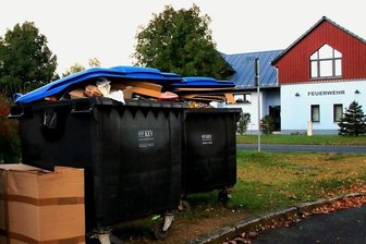Müllcontainer verschandeln Ortsmitte - Kein schöner Blickfang: Müllcontainer in der Ortsmitte.