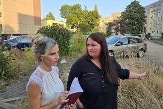 Müllcontainer vor Crimmitschauer Kita: Muffiger Geruch und Rattenproblem sind geblieben - Machen sich für die Interessen der Eltern und Erzieher der Crimmitschauer Kita „Mischka“ stark: die Mütter Denise Golesh (l.) und Swetlana Seider. Die beiden Frauen können sich gut vorstellen, die Müllcontainer in den Bereich Parkgasse/Weberstraße zu verlegen.