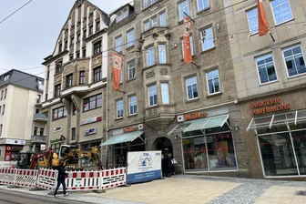 Müller-Drogerie in Plauen auf Anordnung der Stadt am Mittwoch überraschend geschlossen: Das war der Grund - Arbeiten an Stromkabeln vor der Müller-Drogerie hatten am Mittwoch eine Schließung der Plauener Filiale zur Folge.