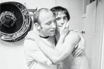 Müller oder Seeler? Natürlich beide! - Uwe Seeler (li.) herzt nach seinem letzten Länderspiel 1970 in Nürnberg den Stürmerkollegen Gerd Müller.