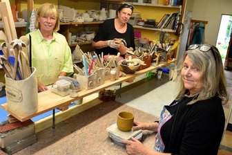 Müllerhof startet mit vollem Programm in den Sommer - Im Müllerhof in Mittweida wird wieder getöpfert. Zum Kurs von Kornelia Junghanns (r.) gehören auch Christine Lindner und Erika Eigner (v. l.).