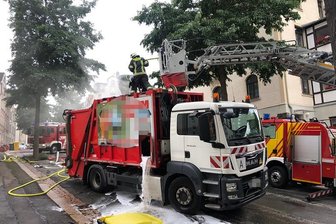 Müllfahrzeug gerät in Brand -