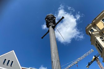 Müllfahrzeug rasiert Straßenlaterne am Zwickauer Hauptmarkt - Die Lampen sind beim Unfall teils heruntergefallen, teils wurden sie abmontiert.