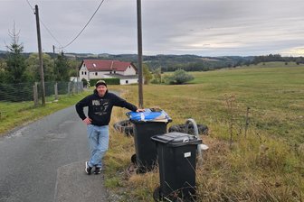 Müllfirma lässt Abfalltonnen im Vogtland einfach stehen: Das droht Gebührenzahlern an 200 Stellen der Region - Idyllisch wohnen Ralf Wiegand (im Bild) und seine Familie in Großzöbern. Doch die kreiseigene Entsorgungsfirma KEV will Abfälle nicht mehr am Haus abholen. Einen vereinbarten Kompromiss ließ die KEV platzen. Wie geht‘s jetzt weiter?