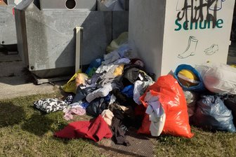 Müllhalde Altkleidercontainer: Kommunen im Vogtland ziehen Standorte ab – hier gibt es noch Sammelstellen - So sieht es häufiger an den Sammelbehältern für Alttextilien aus – zum Ärgernis von Bürgern und Kommunen.