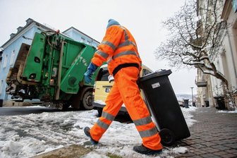 Müllmänner im Vogtland reden Klartext: "Die Entsorgung ist gefährdet" - Die KEV sammelt den Restabfall im Vogtlandkreis ein. Im Bild: Uwe Küfner, der in Plauen auf der Antonstraße eine Tonne zum Müllfahrzeug zieht. Die Müllwerker haben große Probleme mit dem neuen Tourenplan.
