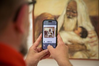 Müllmann, Maler, Abiturient: Thalheim zeigt Kunstausstellung der Superlative - Besucher zückten das Smartphone, um Werke der Schau „The art of Tholm“ festzuhalten. Hier: „Simeon und Hannah im Tempel“ von Christine Preiß.