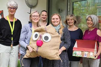 Müllmonster "Günni" ist ehrenamtlicher Erzieher in Lichtentanner Kita - Leiterin Annegret Welschke (links) mit Christina Dittrich, Kristin Hohmuth, Lisa-Marie Junghans, Martina Stwrtetschka und Gaby Zärtling mmit "Günni". 