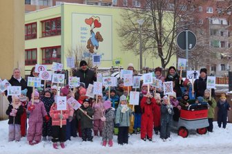 Müllproblem vor Crimmitschauer DRK-Kita spitzt sich zu: „Im Sommer kommen Ratten, der Gestank ist ekelhaft“ - Kinder protestieren mit selbst gebastelten Plakaten gegen Müll, Gestank und Ratten vor der Tür.