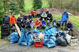 Müllsäcke statt Medaillen: Zschopauer Mountainbiker auf Tour - Von Autoreifen über Bierkästen bis hin zur Schreibmaschine: Auch in diesem Jahr haben die Mitglieder der Mountainbike-Initiative Shred-Erz an ihrem Umwelttag wieder allerlei Unrat in der Natur entdeckt.