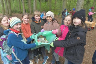 Müllsammel-Aktion am Waldbad im Freiberg: Kinder der Montessori-Schule räumen auf - Die Müllsäcke wurden bald voll: Am Großen Teich fanden die Kinder der Jahrgänge vier bis sechs viel Abfall.