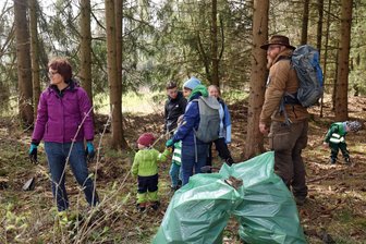 Müllsammelaktion im Vogtland: Familien räumen den Wald auf - 