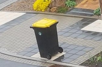 Mülltonne wird für Blinde zur Gefahr - In der Fühlingsstraße in Weißenborn wurde die geleerte Tonne zielsicher auf einer Markierung für Sehbehinderte abgestellt.