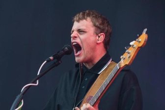 Mülltonnen angezündet? Ermittlungen gegen Bassisten von Kraftklub - 